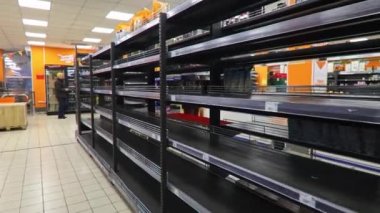 Kryvyi Rih, Ukrayna - FEBRUARY 2022 Baba ve Çocuk yiyecek aramak için süpermarkete gidin. Dükkandaki boş raflar. Rusya 'nın Ukrayna' ya saldırmasının sonuçları. savaş zamanı.