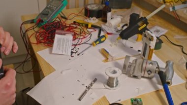 Kryvyi Rih, Ukrayna - Rusya 'nın Ukrayna' ya karşı 2022 yılındaki savaşı. Elektrik bankalarının yetersizliğinden dolayı elektrikçi Ukrayna Silahlı Kuvvetleri için ev yapımı şarj aletleri ve elektrik bankalarını lehimliyordu.