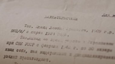Krivoy Rog, Ukrayna - 05.10.2021 eski bir daktiloda basılmış bir kağıt üzerinde metin.