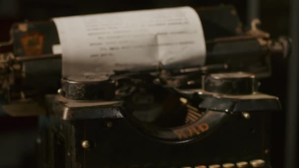 クリヴォイ・ログ,ウクライナ- 05.10.2021古いタイプライターに印刷された紙のシート上のテキスト. — ストック動画