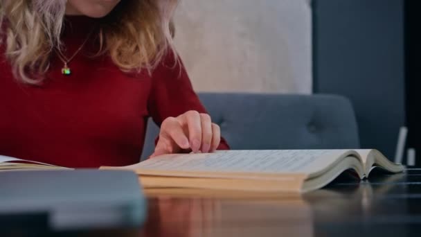 Eine junge, traurige Studentin, mit Hausaufgaben überfordert, sitzt mit einem Laptop in einem Café. — Stockvideo