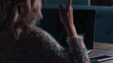 Kafede oturup dizüstü bilgisayarla konuşan mutlu blogger kızı.