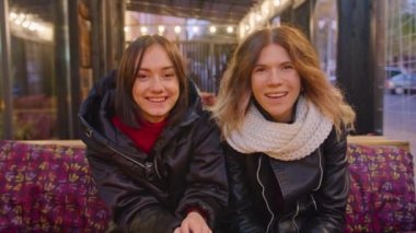 İki mutlu kadın bir kafede, restoranda koruyucu maskeler takarak vakit geçiriyorlar. Karantina süresi. Mum ışığında romantik bir akşam, hafif bir atmosfer, yaşam tarzı. Birlikte kahve içiyoruz.