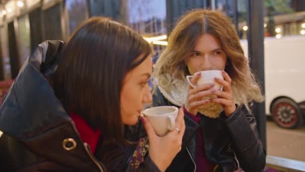 Deux femmes heureuses passent du temps ensemble dans un café, un restaurant, une soirée romantique aux chandelles, une atmosphère légère, un style de vie. boire du café ensemble. — Video