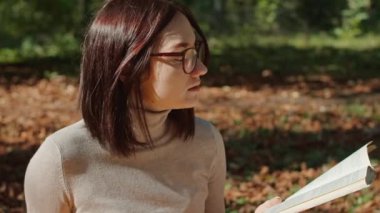 İki mutlu genç kadın şehir parkında otururken eğleniyor. Genç ve mutlu bir hayat. Bir kız kitap okur, ikincisi ayaklarının üstünde yatar..