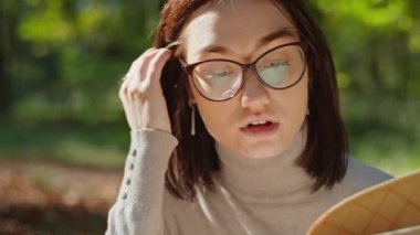 İki mutlu genç kadın şehir parkında otururken eğleniyor. Genç ve mutlu bir hayat. Bir kız kitap okur, ikincisi ayaklarının üstünde yatar..