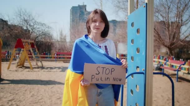 Πορτρέτο μιας χαρούμενης Ουκρανής γυναίκας που κρατά μια ουκρανική σημαία και ένα σημάδι. Το κορίτσι περιμένει τον άντρα της από τον πόλεμο. Πόλεμος μεταξύ Ρωσίας και Ουκρανίας. — Αρχείο Βίντεο