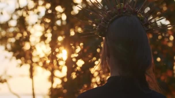 산타 무에르 테의 화장을 한 젊은 여성 이 어두운 죽음의 드레스를 입고 숲 속을 걷고 있다. 사망이나 핼러윈 개념의 날. — 비디오
