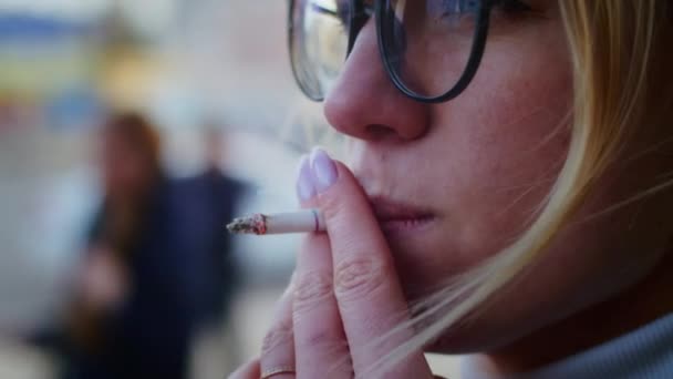 긴장 한 젊은 여성 이 담배와 커피를 길에서 마시고 있습니다.. — 비디오