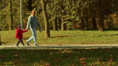 Krivoy Rog, Ukrayna - 10.18.2021 sonbahar parkı. Mutlu insanlar sonbahar parkında yürür, çocuklarla, arkadaşlarla.