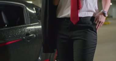 Güzel Ukraynalı iş kadını kameraya bir ceket fırlatıyor, reklam çerçevesi. iş stili ve kadınlık.