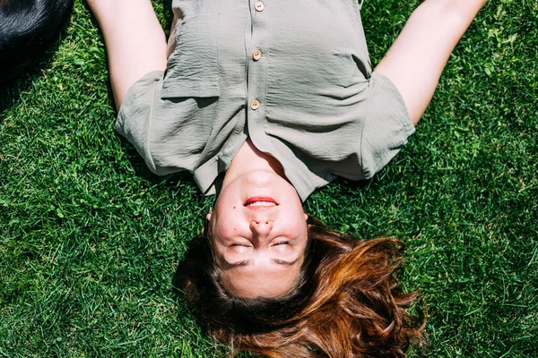 夏の少女が草の上に横たわっています — ストック写真