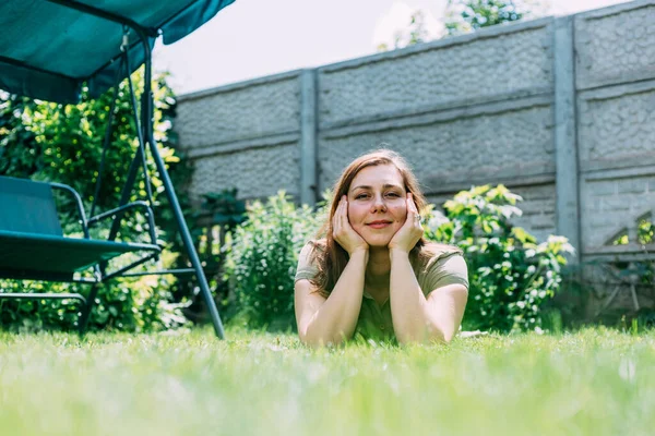 夏の少女が草の上に横たわっています — ストック写真