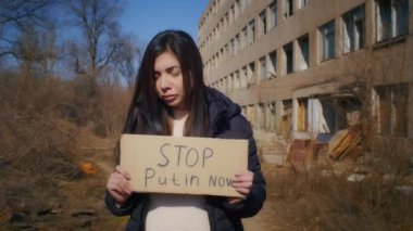 Üzgün Ermeni bir kadının portresi, silahsız bir binanın arka planında, elinde bir tabela tutuyordu. Rusya ile Ukrayna arasındaki savaş.