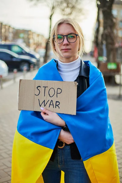 Ukrayna bayrağı ve bir işaret taşıyan neşeli bir Ukraynalı kadının portresi. Kız, savaştan kalan kocasını bekliyor. Rusya ile Ukrayna arasındaki savaş. — Stok fotoğraf