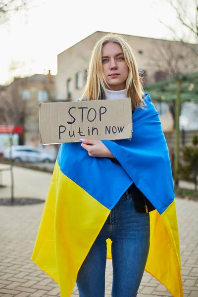 Портрет радостной украинки с украинским флагом и вывеской. Девушка ждет своего мужа с войны. Война между Россией и Украиной. — стоковое фото