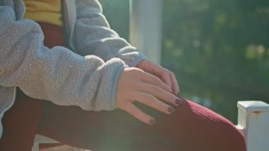 Gözlüklü genç mutlu kadın şehir parkında köprü boyunca yürüyor. sonbahar yaz dönemi.