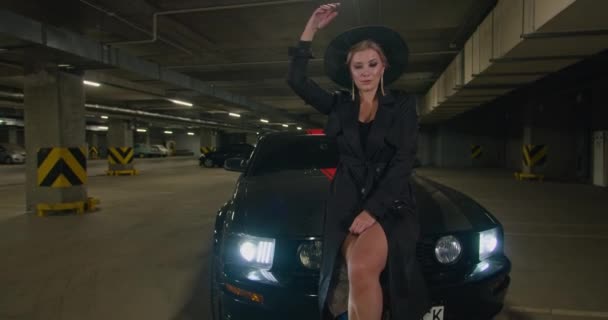 Šťastná ukrajinská žena si sundá klobouk a hodí ho do kamery. dívka na podzemním parkovišti. krása a zdraví. — Stock video