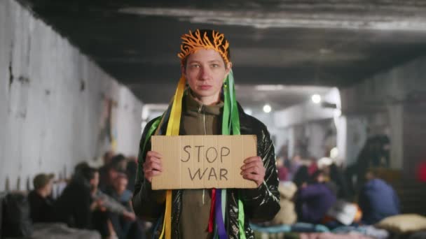 방공호에 사는 불쌍 한 우크라이나 여자의 모습. 그 소녀는 전쟁에서 남편을 기다리고 있다. 러시아와 우크라이나 사이의 전쟁. — 비디오