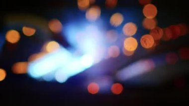 Kapalı çekimde, bir adam yaydan çıkan çelik yelek için plaka kaynatıyor. Ev yapımı zırh plakası. Fabrika işçisi metali kaynaklıyor. Adam kaynak yapıyor. Kaynak makinesi kullanarak argon veya elektrot ile kaynak yapmak. Kıvılcım ve