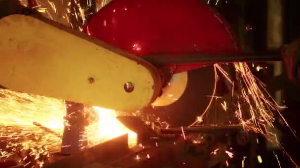 Gros plan, Un homme coupe une pièce en métal pour un gilet pare-balles de ressorts. plaque d'armure maison. Un ouvrier coupe du métal. Cet homme est en train de couper. coupe avec une meuleuse industrielle. Étincelles et éclairs volent — Video