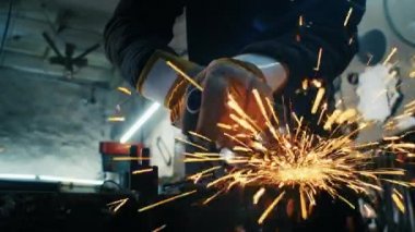 Metal yapıları birleştirmek, öğütme makinesi kullanan profesyonel bir işçinin kendi yaptığı bir zırh plakası yapmak. Çelik metal, demir ve ağır kıvılcımlar için pürüzsüz ekipmanlarla öğütme işi