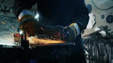 Metal yapıları birleştirmek, öğütme makinesi kullanan profesyonel bir işçinin kendi yaptığı bir zırh plakası yapmak. Çelik metal, demir ve ağır kıvılcımlar için pürüzsüz ekipmanlarla öğütme işi