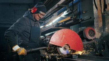 Metal yapıları kesmek, kesme makinesi kullanarak profesyonel işçilerin yaptığı ev yapımı zırh plakası yapmak. Çelik metal, demir ve ağır sanayi fabrikasında kıvılcımlar için pürüzsüz ekipman kesme işi