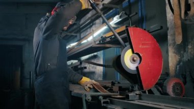 Metal yapıları kesmek, kesme makinesi kullanarak profesyonel işçilerin yaptığı ev yapımı zırh plakası yapmak. Çelik metal, demir ve ağır sanayi fabrikasında kıvılcımlar için pürüzsüz ekipman kesme işi