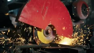 Metal yapıların yakın plan kesimi, kesme makinesi kullanarak profesyonel işçilerin yaptığı ev yapımı zırh plakası. Çelik metal, demir ve ağır sanayide kıvılcımlar için pürüzsüz ekipman kesme işi