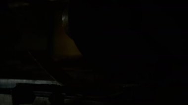 Bir adam yaydan çıkan kurşun geçirmez yelek için metal bir parça kesiyor. Ev yapımı zırh plakası. Fabrika işçisi metali keser. Adam kesiyor. Endüstriyel öğütücüyle kesmek. Kıvılcımlar ve parıltılar uçuşuyor