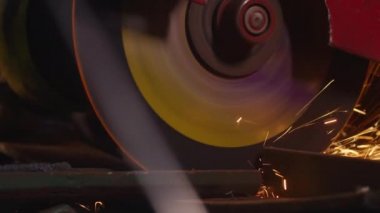 Metal yapıların yakın plan kesimi, kesme makinesi kullanarak profesyonel işçilerin yaptığı ev yapımı zırh plakası. Çelik metal, demir ve ağır sanayide kıvılcımlar için pürüzsüz ekipman kesme işi