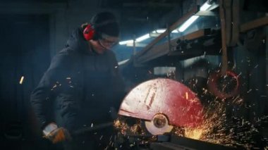 Metal yapıları kesmek, kesme makinesi kullanarak profesyonel işçilerin yaptığı ev yapımı zırh plakası yapmak. Çelik metal, demir ve ağır sanayi fabrikasında kıvılcımlar için pürüzsüz ekipman kesme işi