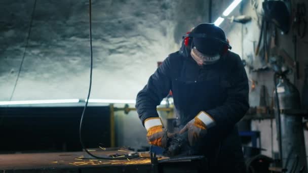 금속 구조물을 조립하고, 분쇄기를 사용하는 전문 노동자에 의해 자체 제작 된 방탄복을 만듭니다. 강철 금속, 철, 무거운 것에 스파크를 위한 매끄러운 장비로 가공하는 작업 — 비디오