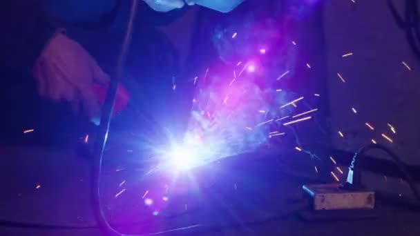 工場で疲れた労働者のショットを撮りました。溶接機、鉄溶接、重工業工場内の火花を使用してプロの労働者による手作りの鎧プレートを作る鋼構造溶接室内 — ストック動画