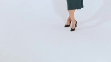 Bir fotoğraf çekiminin perde arkasında: güzel bir model bir fotoğrafçıya poz verir, profesyonel bir kamerayla fotoğraf çeker. Moda dergisi için profesyonel ekipmanlı şık bir fotoğraf çekimi.