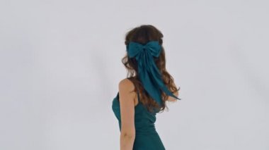 Bir fotoğraf çekiminin perde arkasında: güzel bir model bir fotoğrafçıya poz verir, profesyonel bir kamerayla fotoğraf çeker. Moda dergisi için profesyonel ekipmanlı şık bir fotoğraf çekimi.
