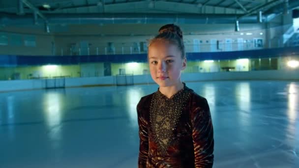 Mulher jovem patinadora artística está envolvida em patinação artística no gelo. Ela faz diferentes movimentos e piruetas. coreografia de treinamento no ringue antes do início da competição. Conceito de tecnologia — Vídeo de Stock