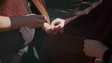 İki savaşçının kanındaki mistik kardeşlik ayini. Rahibe ve şaman infaz sürecini denetliyor..