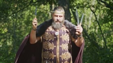 İki savaşçının kanındaki mistik kardeşlik ayini. Rahibe ve şaman infaz sürecini denetliyor..