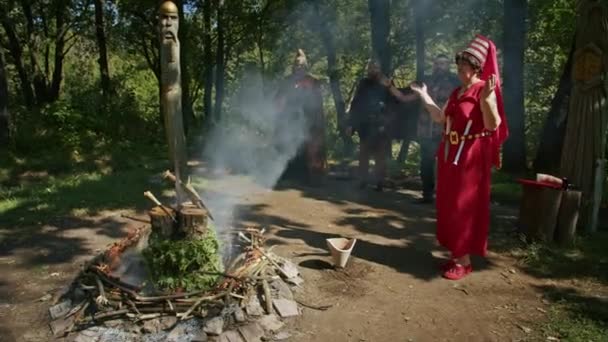 Mystical fraternal rite on the blood of two warriors. the priestess and the shaman supervise the execution process. — ストック動画