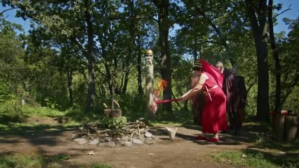 Mystischer brüderlicher Ritus auf dem Blut zweier Krieger. die Priesterin und der Schamane beaufsichtigen den Hinrichtungsprozess. — Stockvideo
