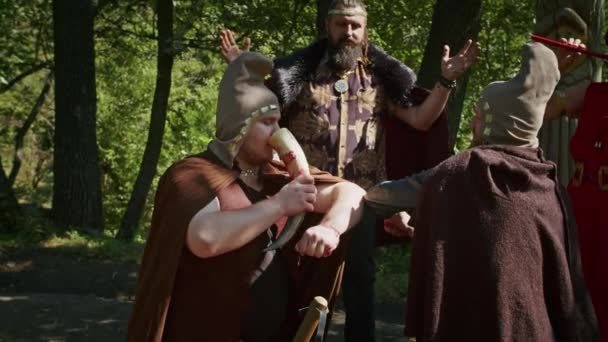 Mystický bratrský rituál na krvi dvou válečníků. kněžka a šaman dohlížejí na proces popravy. — Stock video