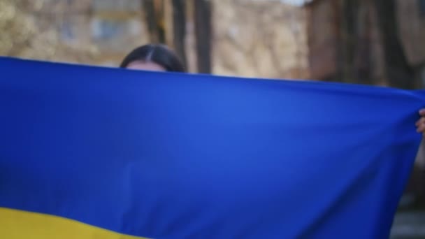 Ukrayna bayrağı ve tabelası olan üzgün bir Ukraynalı kadının portresi. Kız, savaştan kalan kocasını bekliyor. Rusya ile Ukrayna arasındaki savaş. — Stok video