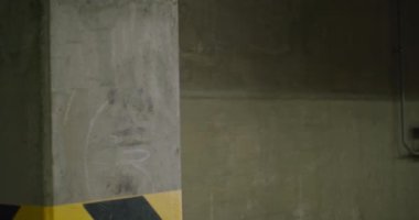 Ukraynalı mutlu bir kadının yeraltı otoparkındaki portresi. güzellik ve sağlık konsepti.