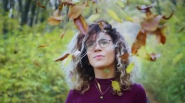 Mutlu genç bayan turist sonbahar yapraklarıyla aşk tünelinde dönüyor, temiz hava soluyor, saçlar rüzgarda uçuşuyor, insan özgürlüğü kavramı. mutluluk.