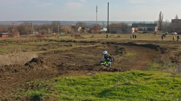 Kryvyi Rih, Ukraine - October, 24, 2021 Shot of the professional motocross rider on his motorcycle on the extreme terrain track. Biker flying on a motocross motorcycle. Construction background and sky — Vídeos de Stock