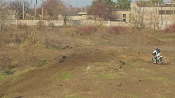 Kryvyi Rih, Ukraine - 24. Oktober 2021 Aufnahme des professionellen Motocross-Fahrers mit seinem Motorrad auf der extremen Geländestrecke. Biker fliegt auf einem Motocross-Motorrad. Hintergrund und Himmel der Konstruktion — Stockvideo