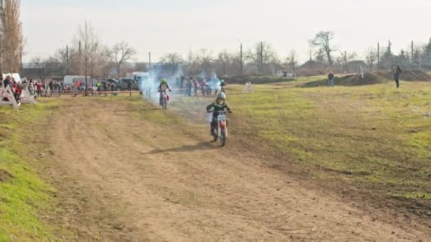 Kryvyi Rih, Ukraina - 24 października 2021 Strzał profesjonalnego motocyklisty na motocyklu na skrajnym torze terenowym. Motocyklista lecący na motocrossie. Konstrukcja tła i nieba — Wideo stockowe