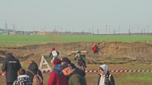 Kryvyi Rih, Ukraina - oktober, 24, 2021 Skott av den professionella motocross ryttare på sin motorcykel på den extrema terräng spår. En mc som flyger på en motorcykel. Byggbakgrund och himmel — Stockvideo